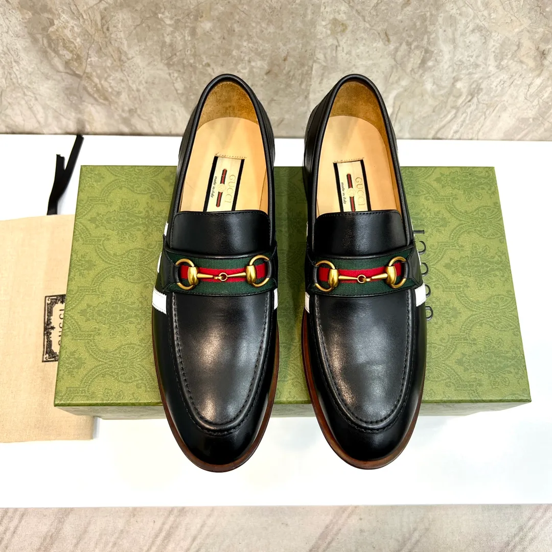 Original leather outsole P900 Brand: Co-branded Adidas｜GUCCI (Gucci) Standard code: Men's size 38–44 (45/46 can be customized) Grade: Same style as the official website Original quality Material: Original cowhide Leather lining Original leather outsole Style category: Men's fashionable casual leather shoes Distinguished big-name luxury elements top luxury Color: Actual picture